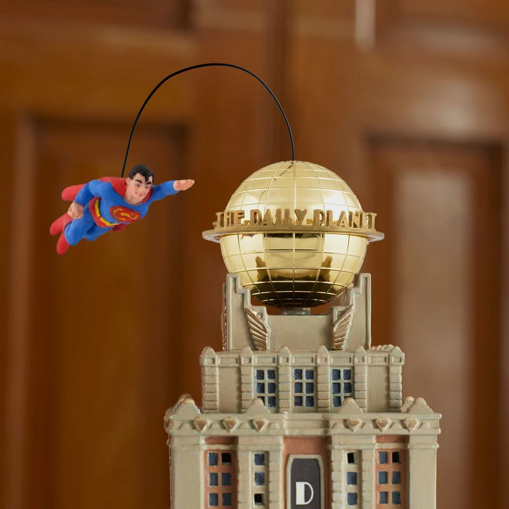 DC Comics Village by D56 - Superman The Daily Planet Statue - Image 3